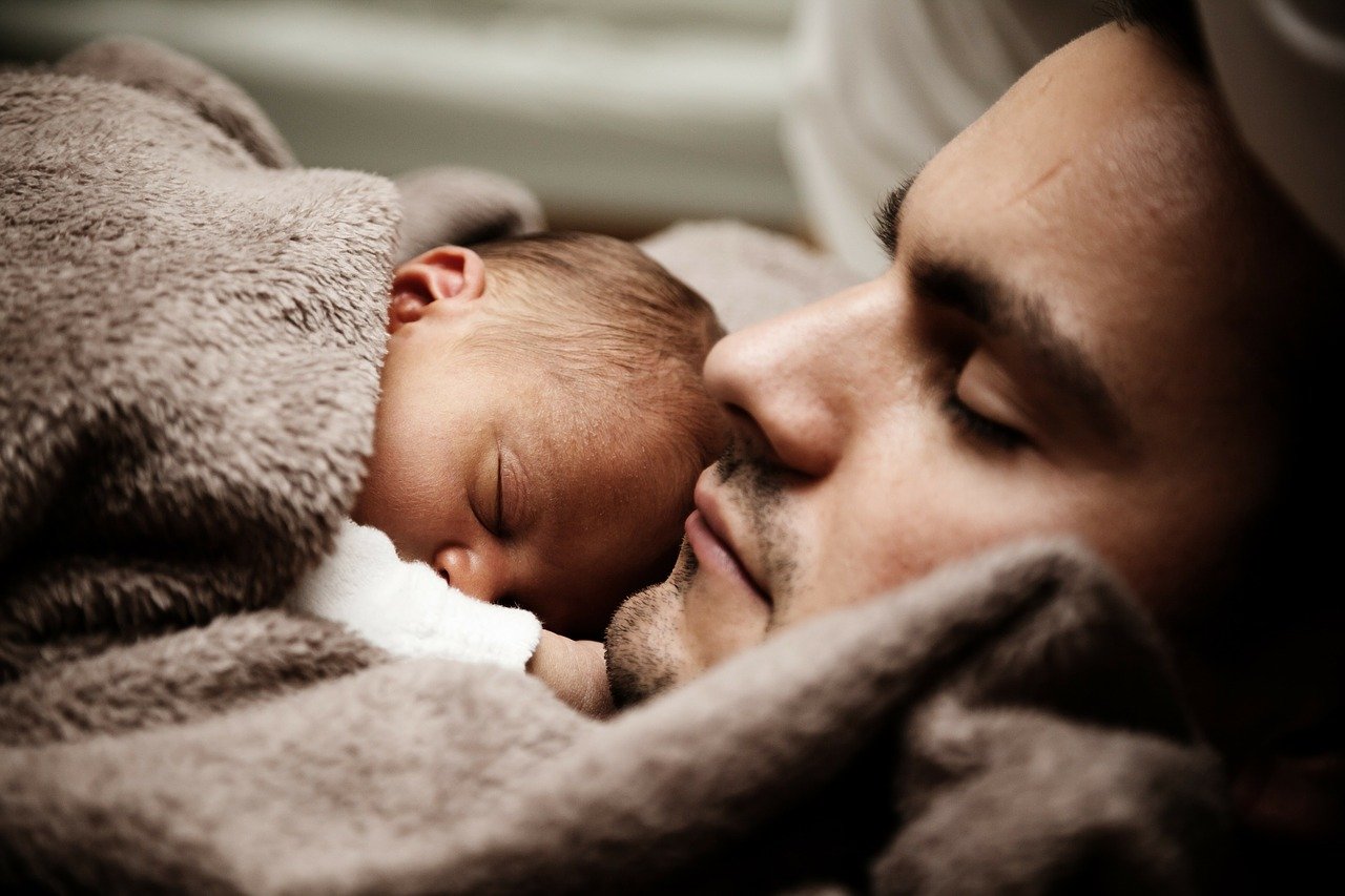 Schlafen Vater Sohn Wasserbett kuscheln