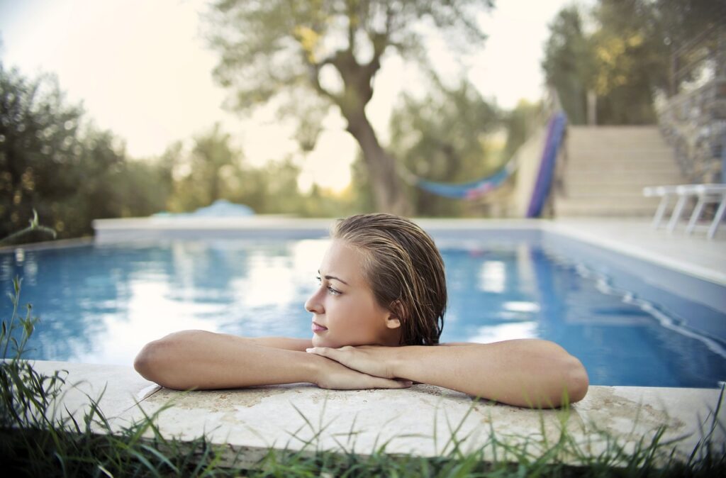 Frau geniesst Tag am Pool Pool sauber halten Tipps Mit oder ohne Pumpe