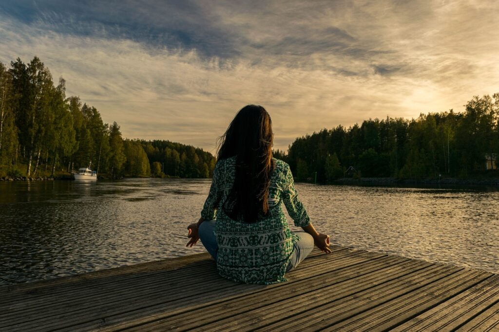 Frau Meditation Yoga See Nachhaltiger Yoga Schmuck Umweltfreundliche Alternativen
