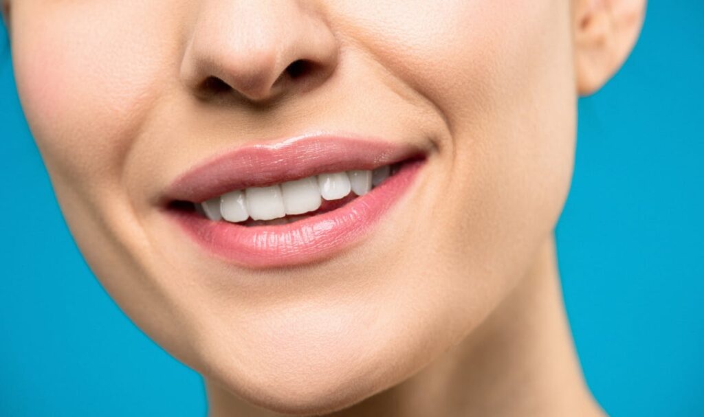 Frau Mund weiße Zähne Ganzheitliche Mundgesundheit Die Rolle der Ernährung für gesunde Zähne und Zahnfleisch