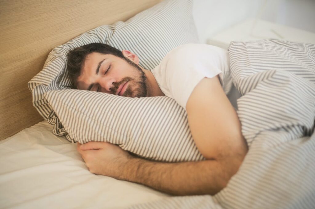 Mann schlafen Bett Warum haben so viele Menschen heutzutage Probleme mit dem Einschlafen
