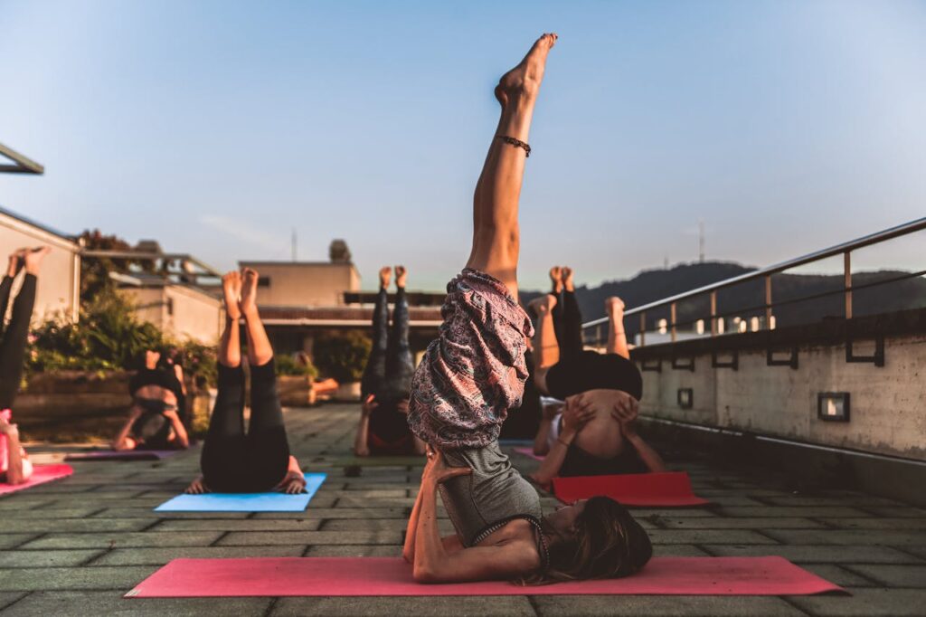 Fitness Yoga Dach Terrasse Aktiv und gesund leben in der Stadt – Tipps zur Nutzung der urbanen Fitnessangebote