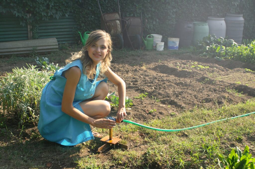 junge Frau bei der Gartenarbeit Gärtnern an der frischen Luft Eine naturbelassene Freizeitbeschäftigung