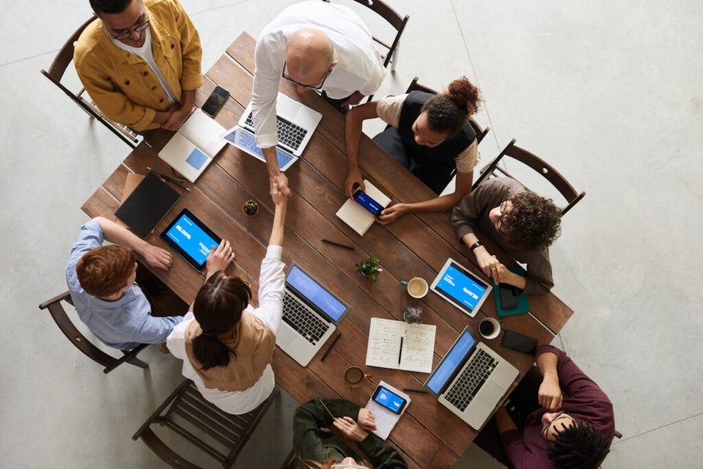 Büro Team Arbeit divers Work-Life-Balance bei Arbeit im Büro 9 Tipps