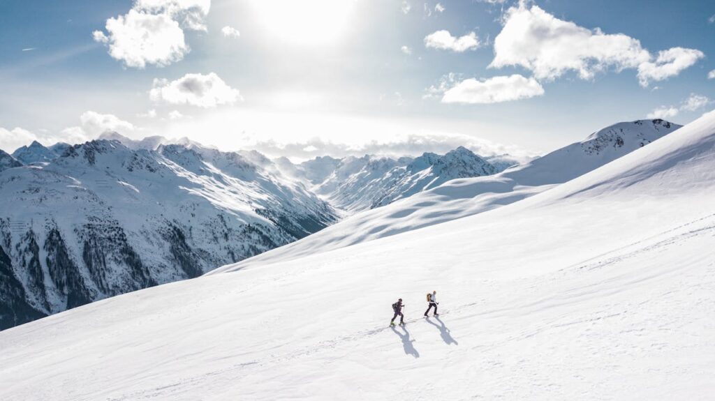 Schnee Berge Sonne Skifahrer Winter Wetter