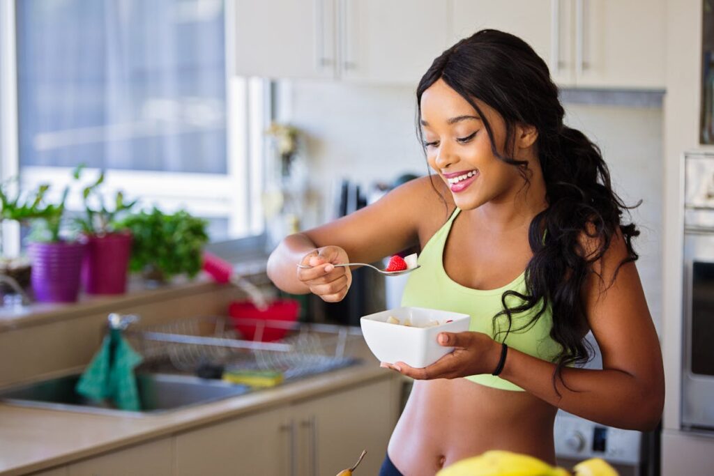 afroamerikanische Frau ernährt sich gesund Obst