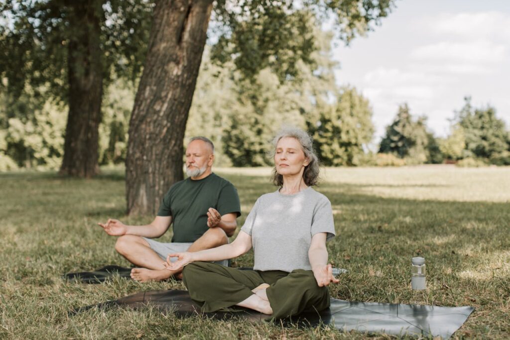 Senioren Paar Natur Outdoor Yogamatten Die 4-7-8-Atemübung – Einfach erklärt