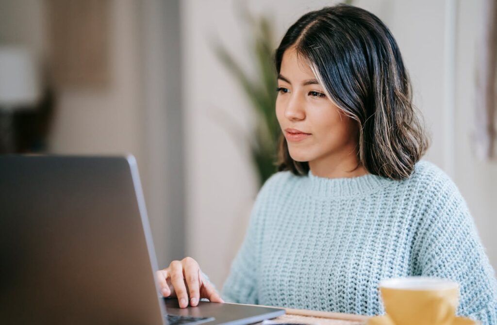 Wohnung Frau gemütlich Laptop Es sich zuhause gemütlich machen und für eine angenehme Umgebung sorgen
