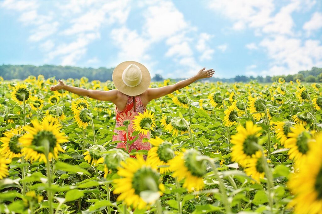 Frau Natur Sonnenblumen Wie beeinflusst Naturheilkunde unser Wohlbefinden